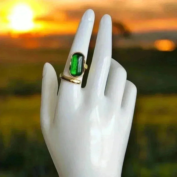 ๐๏ธVintage Style Emerald Colored Crystal Ring ๐ 18K Gold Plated Adjustable ๐ - Picture 6 of 17